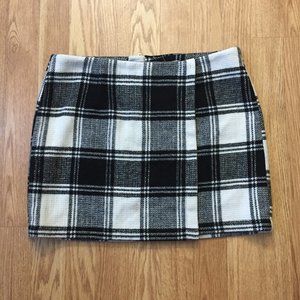 Forever 21 • Black and White Plaid Skirt
